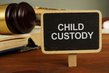 child custody sign in front of a gavel.